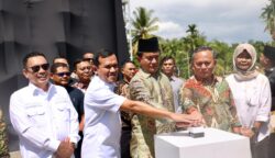 Menko Kumham-Imipas Yusril Ihza Mahendra didampingi Wagub Aceh Fadhlullah meresmikan Memorial Living Park Rumoh Geudong, di Gampong Bili Aron, Kecamatan Glumpang Tiga, Pidie, Kamis (10/7). (Foto: Ist)