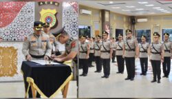 Kapolda Aceh Irjen Pol Achmad Kartiko memimpin upacara serah terima jabatan empat pejabat utama dan dua kapolres jajaran Polda Aceh di lobi Mapolda Aceh, Kamis, 10 Juli 2025. (Foto: Ist)