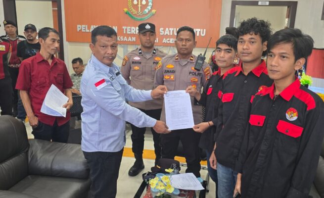 Aliansi Mahasiswa dan Pemuda Anti Korupsi (ALAMP AKSI) Kota Banda Aceh menggelar aksi di Kejati Aceh, Kamis, 10 Juli 2025 guna melaporkan dugaan korupsi. (Foto: Ist)