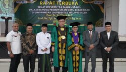 Prof Dr Tgk H Muntasir A. Kadir SAg MA, ulama intelektual dan Pembina UNISAI, dikukuhkan sebagai Guru Besar dalam Bidang Politik Islam di FISIPOL Unimal Lhokseumawe, Jum'at (11/7). (Foto: Ist)