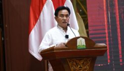 Menko Kumham-Imipas Yusril Ihza Mahendra saat memberikan pidato kunci dalam Seminar Nasional Tgk Mohd. Daud Beureueh di Anjong Mon Mata, Banda Aceh, Kamis malam (10/7). (Foto: Ist)