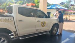 Petugas Bea Cukai Aceh sedang berlatih menggunakan Handheld X Ray yang mampu menembus berbagai material untuk mencegah barang terlarang. (Foto: Ist)