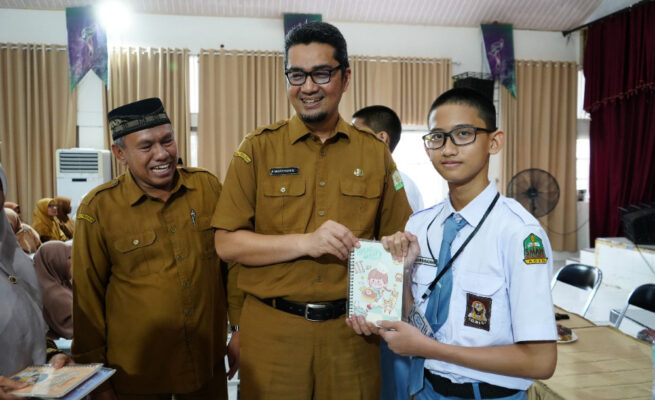 Kadis Pendidikan Aceh Marthunis saat menghadiri kegiatan Masa Pengenalan Lingkungan Sekolah (MPLS) hari pertama di SMAN Modal Bangsa Aceh, Senin (14/7)