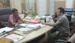Sebuah foto yang menampilkan seorang pria berkaos duduk santai di kursi kerja resmi milik Wali Kota Sabang, Zulkifli H Adam, tengah menjadi sorotan publik. (Foto: Ist)