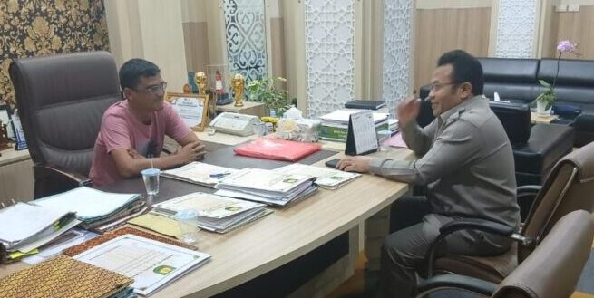 Sebuah foto yang menampilkan seorang pria berkaos duduk santai di kursi kerja resmi milik Wali Kota Sabang, Zulkifli H Adam, tengah menjadi sorotan publik. (Foto: Ist)