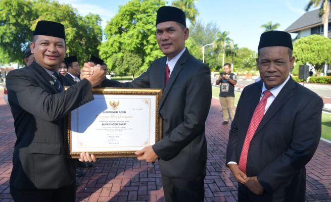 Plt. Sekda Aceh M. Nasir Syamaun menjadi menyerahkan penghargaan kepada 11 kabupaten/kota pada peringatan Hari Koperasi Nasional ke-78 di halaman Kantor Gubernur Aceh, Kamis (17/7). (Foto: Ist)