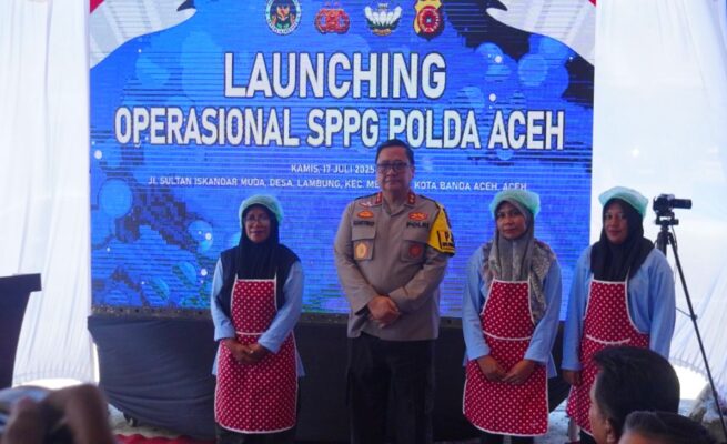 Kapolda Aceh Irjen Pol Achmad Kartiko meresmikan SPPG Polda Aceh yang berlokasi di Desa Lambung, Kecamatan Meuraxa, Banda Aceh, Kamis (17/7). (Foto: For Infoaceh.net)