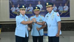 Panglima Komando Operasi Udara I, Marsekal Muda TNI Muzafar memimpin Sertijab Danlanud SIM Aceh Besar dari Kolonel Pnb Hantarno Edi Sasmoyo, kepada Kolonel Nav Sudaryanto di Gedung Roesmin Noerjadin Makoopsud I, Jakarta, Kamis (17/7). (Foto: Ist)