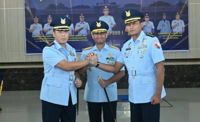 Panglima Komando Operasi Udara I, Marsekal Muda TNI Muzafar memimpin Sertijab Danlanud SIM Aceh Besar dari Kolonel Pnb Hantarno Edi Sasmoyo, kepada Kolonel Nav Sudaryanto di Gedung Roesmin Noerjadin Makoopsud I, Jakarta, Kamis (17/7). (Foto: Ist)