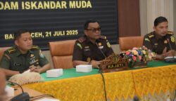 Kajati Aceh Yudi Triadi SH MH memimpin rapat penyusunan draft perjanjian kerja sama antara Kejati Aceh dan Kodam IM, Senin, 21 Juli 2025. (Foto: Ist)