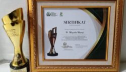 Gubernur Aceh terima penghargaan Pimred Award 2025. (Foto: Ist)