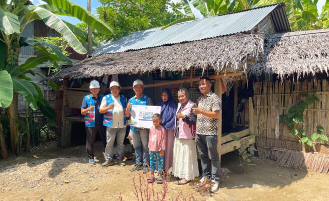 Setelah bertahun-tahun hidup dalam gelap, Ibu Durnawati di Aceh Utara akhirnya dapat menikmati terang dari program listrik gratis PLN. (Foto: Ist)