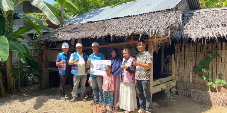 Setelah bertahun-tahun hidup dalam gelap, Ibu Durnawati di Aceh Utara akhirnya dapat menikmati terang dari program listrik gratis PLN. (Foto: Ist) | Infoaceh.net Setelah bertahun-tahun hidup dalam gelap, Ibu Durnawati di Aceh Utara akhirnya dapat menikmati terang dari program listrik gratis PLN. (Foto: Ist)