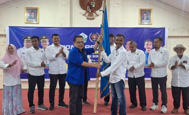 Ketua PWI Aceh, Nasir Nurdin menyerahkan pataka PWI menandai pengukuhan ketua dan pengurus PWI Bireuen periode 2025-2028 hasil Konferkab VII di aula Setdakab Bireuen, Rabu, 23 Juli 2025. (Foto: Dok. PWI Aceh)