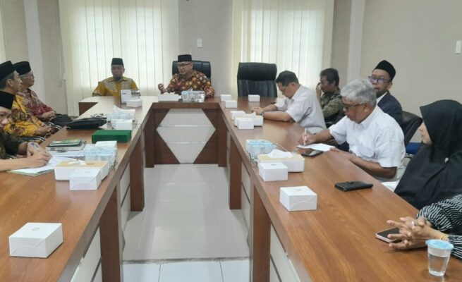 Ketua Badan BMA Mohammad Haikal menerima kunjungan BAZNAS Kota Pariaman, dalam rangka studi komparatif terkait tata kelola zakat-infak, Rabu (23/7). (Foto: Ist)