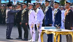 Presiden Prabowo Subianto melantik dan mengambil sumpah 2.000 Perwira Remaja TNI-Polri dalam upacara yang berlangsung di halaman Istana Merdeka, Jakarta, Rabu (23/7). (Foto: Dok. Puspen TNI)