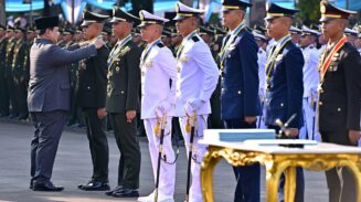 Presiden Prabowo Subianto melantik dan mengambil sumpah 2.000 Perwira Remaja TNI-Polri dalam upacara yang berlangsung di halaman Istana Merdeka, Jakarta, Rabu (23/7). (Foto: Dok. Puspen TNI)