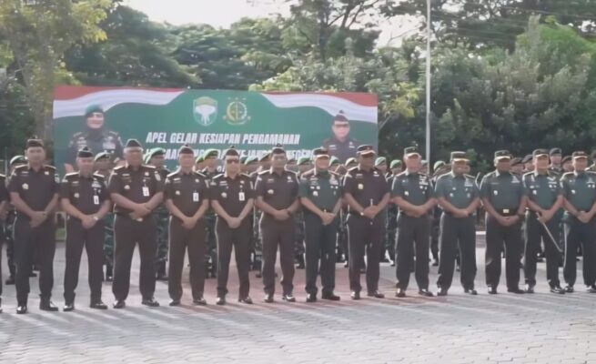 Kejati Aceh bersama Kodam IM melaksanakan apel gelar kesiapan pengamanan Kejati dan Kejari se-Wilayah Aceh di halaman kantor Kejati Aceh, Kamis (24/7). (Foto: Infoaceh.net/Muhammad Saman)