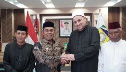 Bupati Aceh Besar Muharram Idris menyambut kunjungan Duta Perwakilan Palestina Syekh Samih Kamel Hajjaj di ruang kerjanya, Jantho, Kamis (24/7). (FOTO/MC ACEH BESAR)