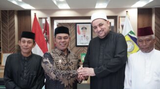 Bupati Aceh Besar Muharram Idris menyambut kunjungan Duta Perwakilan Palestina Syekh Samih Kamel Hajjaj di ruang kerjanya, Jantho, Kamis (24/7). (FOTO/MC ACEH BESAR)