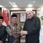 Bupati Aceh Besar Muharram Idris menyambut kunjungan Duta Perwakilan Palestina Syekh Samih Kamel Hajjaj di ruang kerjanya, Jantho, Kamis (24/7). (FOTO/MC ACEH BESAR)