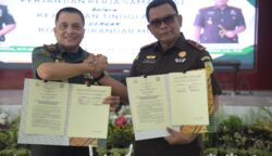 Penandatanganan Perjanjian Kerja Sama oleh Pangdam IM Mayjen TNI Niko Fahrizal dan Kajati Aceh Yudi Triadi SH MH, Kamis (24/7). (Foto: Infoaceh.net/Muhammad Saman)
