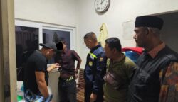 Pria asal Langsa HD (28) saat diamankan di baseman Masjid Raya Baiturrahman Banda Aceh karena mencuri uang kotak amal itu, Jum'at (25/7) dini hari. (Foto: Ist)