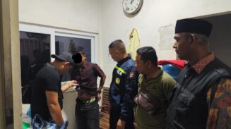 Pria asal Langsa HD (28) saat diamankan di baseman Masjid Raya Baiturrahman Banda Aceh karena mencuri uang kotak amal itu, Jum'at (25/7) dini hari. (Foto: Ist)