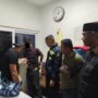 Pria asal Langsa HD (28) saat diamankan di baseman Masjid Raya Baiturrahman Banda Aceh karena mencuri uang kotak amal itu, Jum'at (25/7) dini hari. (Foto: Ist)