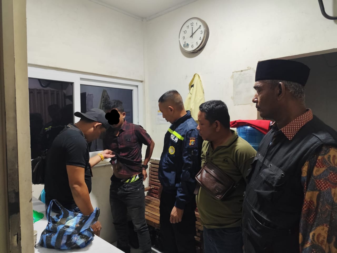 Pria asal Langsa HD (28) saat diamankan di baseman Masjid Raya Baiturrahman Banda Aceh karena mencuri uang kotak amal itu, Jum'at (25/7) dini hari. (Foto: Ist)