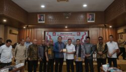 Wakil Gubernur Aceh Fadhlullah menerima kunjungan Reses Komisi II DPR RI di gedung Serbaguna Setda Aceh, Jum'at (25/7). (Foto: Infoaceh.net/Muhammad Saman)
