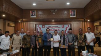 Wakil Gubernur Aceh Fadhlullah menerima kunjungan Reses Komisi II DPR RI di gedung Serbaguna Setda Aceh, Jum'at (25/7). (Foto: Infoaceh.net/Muhammad Saman)