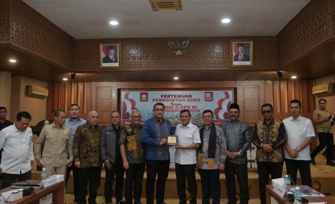 Wakil Gubernur Aceh Fadhlullah menerima kunjungan Reses Komisi II DPR RI di gedung Serbaguna Setda Aceh, Jum'at (25/7). (Foto: Infoaceh.net/Muhammad Saman)