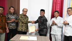 Bupati Aceh Besar Muharram Idris menandatangi berita acara Serah Terima Bangunan Pengganti SDN Bak Sukon, Kuta Cot Glie di Gedung Dekranasda, Gampung Gani, Ingin Jaya, Aceh Besar, Jum'at (25/7)