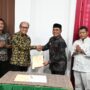 Bupati Aceh Besar Muharram Idris menandatangi berita acara Serah Terima Bangunan Pengganti SDN Bak Sukon, Kuta Cot Glie di Gedung Dekranasda, Gampung Gani, Ingin Jaya, Aceh Besar, Jum'at (25/7)