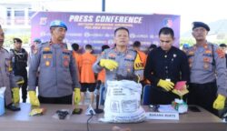 Kapolres Aceh Utara AKBP Trie Aprianto, memberikan keterangan Jum'at (25/7), terkait pengungkapan pencurian kabel seismik milik PT. Gelombang Seismic Indonesia (GSI). (Foto: Dok. Polres Aceh Utara)