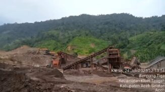 Aktivitas tambang bijih besi di lokasi IUP KSU Tiega Manggis dan kegiatan pengangkutan oleh PT PSU masih berlangsung meski telah diperintah Bupati Aceh Selatan untuk menghentikan kegiatan. (Foto: Ist)