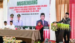 Bupati Aceh Besar Muharram Idris saat membuka Musrenbang untuk penyusunan RPJMD 2025–2029, Jum'at (25/7) di Gedung Dekranasda Aceh Besar. (Foto: Ist)