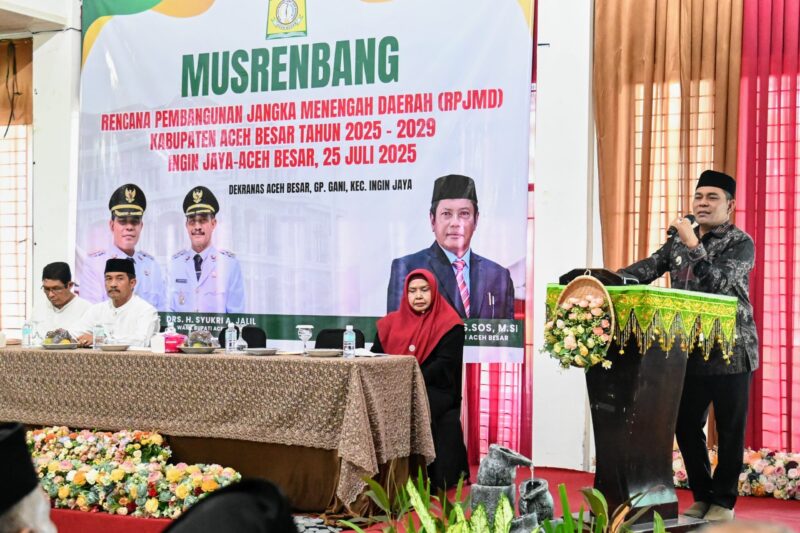 Bupati Aceh Besar Muharram Idris saat membuka Musrenbang untuk penyusunan RPJMD 2025–2029, Jum'at (25/7) di Gedung Dekranasda Aceh Besar. (Foto: Ist)