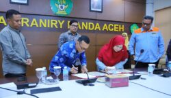 Fakultas Tarbiyah dan Keguruan UIN Ar-Raniry menjalin kerja sama pendidikan dengan Kolej Poly-Tech MARA (KPTM) Kota Bharu, Malaysia dengan penandatanganan MoA di ruang rapat Rektor UIN Ar-Raniry, Jum'at (25/7). (Foto: Ist)