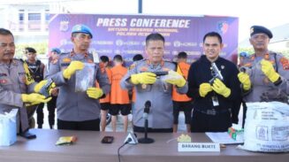 Kapolres Aceh Utara AKBP Trie Aprianto didampingi Kasat Reskrim memperlihatkan senjata api yang disita dalam kasus penembakan terhadap anggota Satresnarkoba. (Foto: Ist)