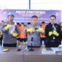 Kapolres Aceh Utara AKBP Trie Aprianto didampingi Kasat Reskrim memperlihatkan senjata api yang disita dalam kasus penembakan terhadap anggota Satresnarkoba. (Foto: Ist)