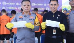 Kapolres Aceh Utara AKBP Trie Aprianto didampingi Kasat Reskrim AKP Boestani menyampaikan, hingga Jum'at (25/7), jumlah korban penipuan berkedok polisi dan dokter yang terdata telah mencapai 30 orang. (Foto: Dok. Polres Aceh Utara)