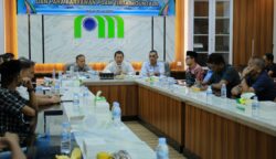 Sekda Aceh Besar sekaligus Ketua Dewan Pengawas PDAM Tirta Mountala Bahrul Jamil memimpin rapat koordinasi dan bersama dewan pengawas, dewan direksi dan karyawan PDAM Tirta Mountala, Jum'at (25/7). (Foto: Ist)