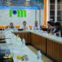 Sekda Aceh Besar sekaligus Ketua Dewan Pengawas PDAM Tirta Mountala Bahrul Jamil memimpin rapat koordinasi dan bersama dewan pengawas, dewan direksi dan karyawan PDAM Tirta Mountala, Jum'at (25/7). (Foto: Ist)