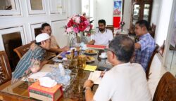 Gubernur Aceh Muzakir Manaf memimpin rapat terbatas membahas penyusunan RAPBA 2026 di kediamannya di Lhokseumawe, Sabtu (26/7). (Foto: Ist)