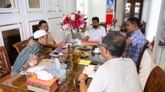 Gubernur Aceh Muzakir Manaf memimpin rapat terbatas membahas penyusunan RAPBA 2026 di kediamannya di Lhokseumawe, Sabtu (26/7). (Foto: Ist)