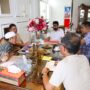Gubernur Aceh Muzakir Manaf memimpin rapat terbatas membahas penyusunan RAPBA 2026 di kediamannya di Lhokseumawe, Sabtu (26/7). (Foto: Ist)