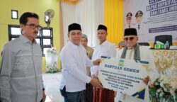 Bupati Aceh Besar Muharram Idris menyerahkan bantuan untuk masjid di Lhoong, usai membuka Jambore Kemanusiaan Peduli Kesehatan Masyarakat Daerah Pesisir di Gedung UDKP Kecamatan Lhoong, Aceh Besar, Sabtu (26/7). (Foto: Ist)