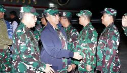 Pangdam IM Mayjen TNI Niko Fahrizal menyambut Panglima TNI Jenderal TNI Agus Subiyanto dan Wakasad Letnan Jenderal TNI Tandyo Budi Revita yang singgah di Bandara SIM, Blang Bintang, Aceh Besar, Sabtu pagi (26/7). (Foto: Ist)